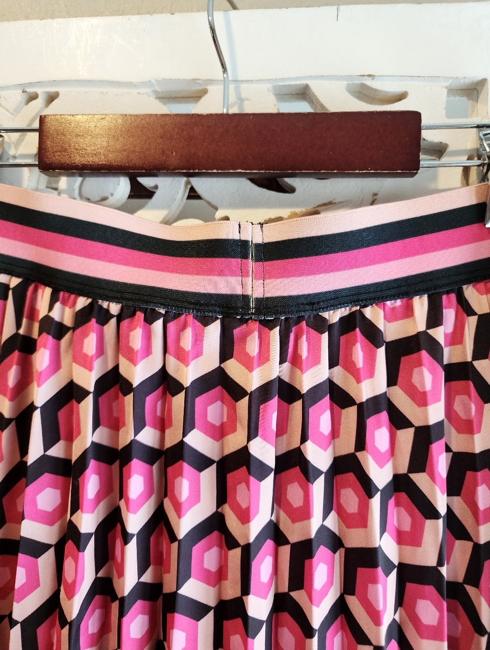 GALLERY GEOMETRIC DESIGN PLEATED MIDI SKIRT PINK WHITE SIZE SMALL IMPORTED BRAND - Picture 9 of 12